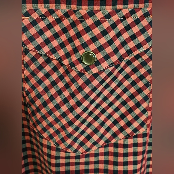 Banana Republic checkered short-sleeved button up (red and blue) - Picture 4 of 5